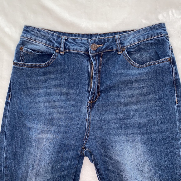 High-Waisted Jeans - Picture 5 of 6